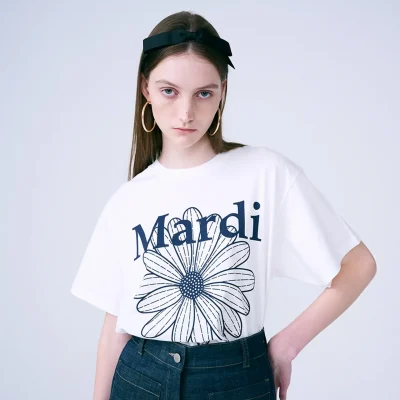 マルディ Tシャツ FLOWER 女性の白いシャツに青いプリント。