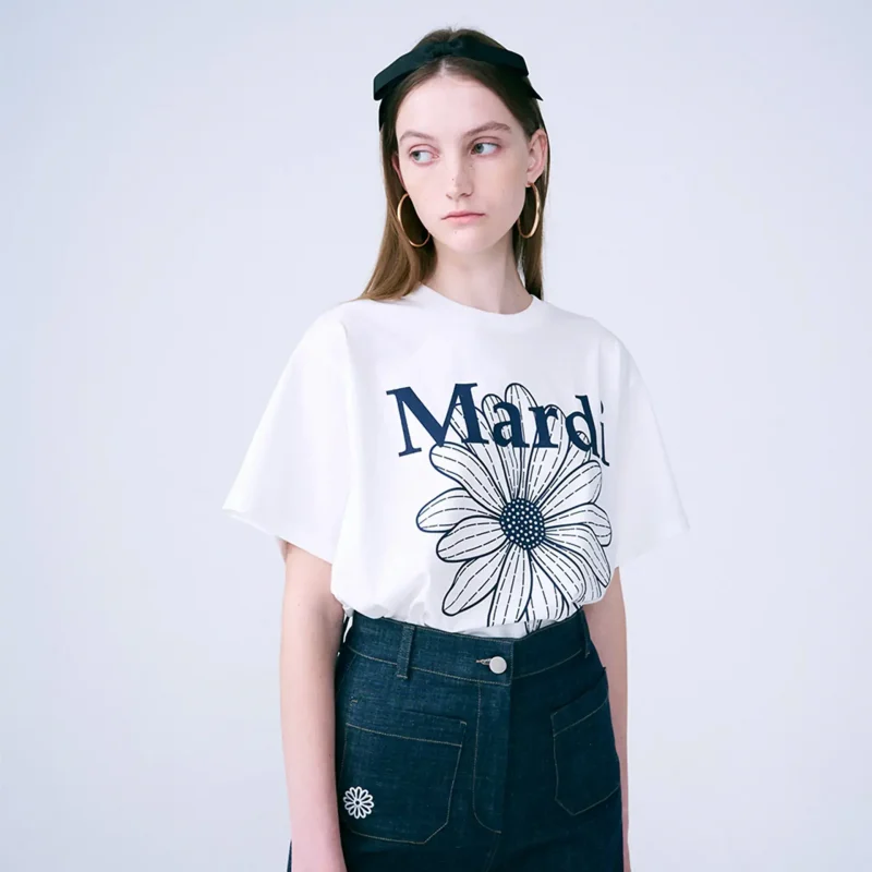 マルディ Tシャツ FLOWER 女性の白いシャツに青いプリント。