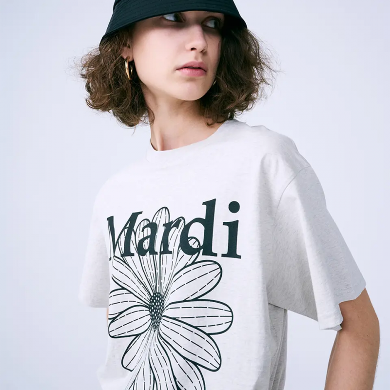 マルディ 店舗 コットンTシャツ プリントされたTシャツは、黒と白の名前で、詩を描いた。