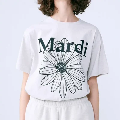 マルディ 店舗 コットンTシャツ プリントされたTシャツは、黒と白の名前で、詩を描いた。