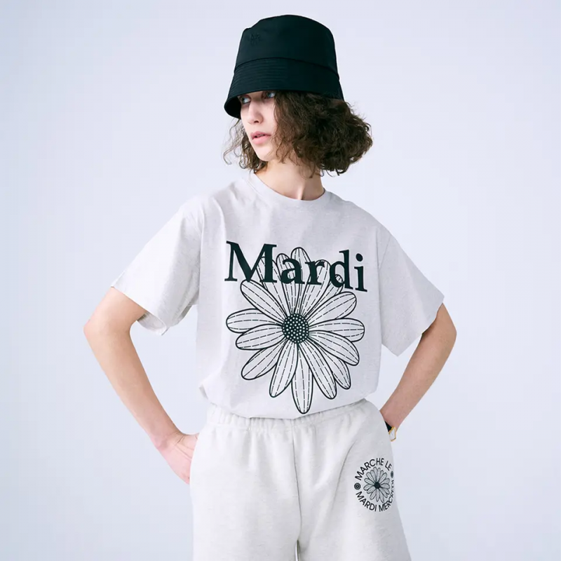 マルディ 店舗 コットンTシャツ プリントされたTシャツは、黒と白の名前で、詩を描いた。