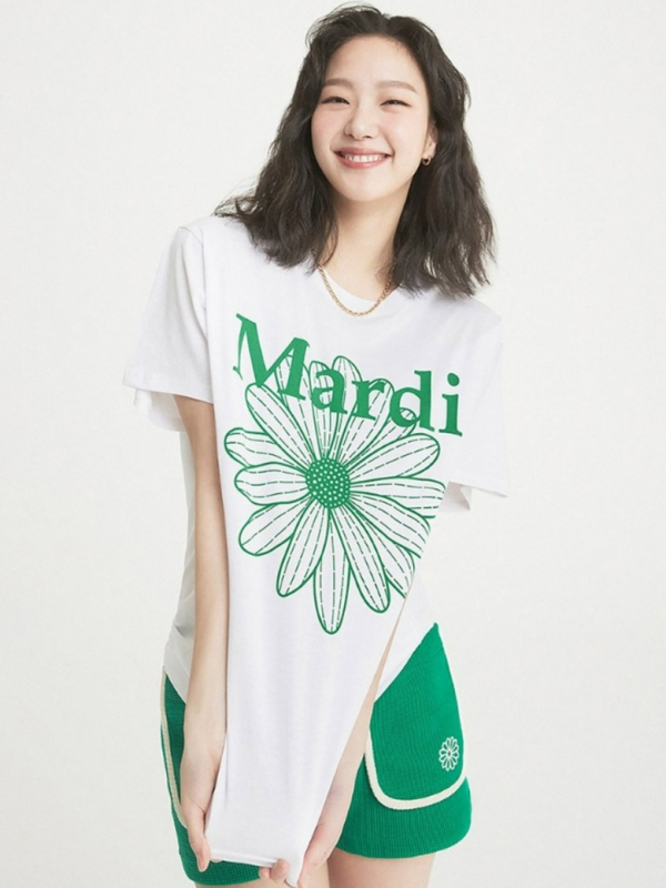 mardi mercredi Tシャツ 白いシャツに緑の花が咲く。