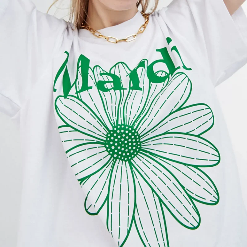 mardi mercredi Tシャツ 白いシャツに緑の花が咲く。