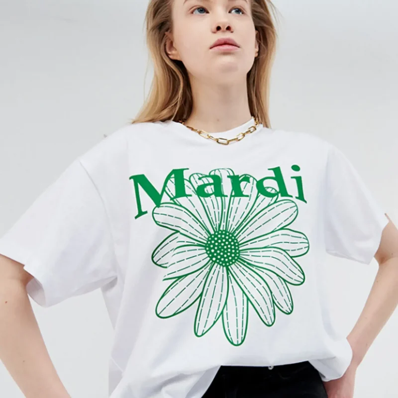 mardi mercredi Tシャツ 白いシャツに緑の花が咲く。