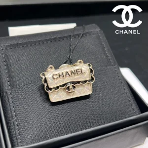 CHANEL シャネル マトラッセバッグ モチーフ ブローチ ネックレス レディース ゴールド 24B MINI CF (1)