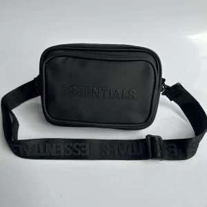 ESSENTIALS エッセンシャルズ ショルダーバッグ メンズ ブラック 01